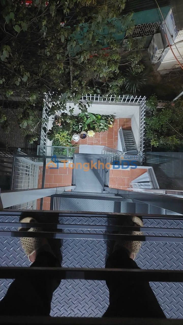 Cho thuê nhà 5 tầng có thang máy mặt tiền 6m, Geleximco - Giá 33 triệu/tháng