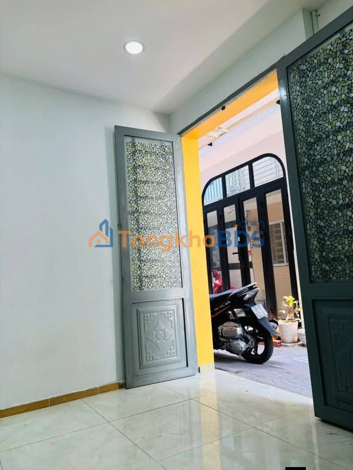 Bán Nhà Sổ Chung 16m² Quận Tân Phú - Giá 700 Triệu