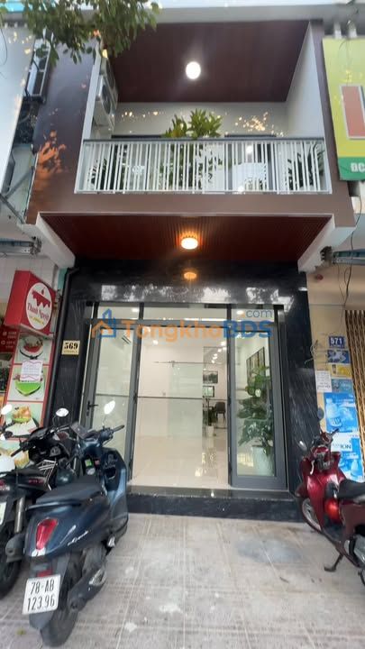 Nha 4 tang 2/4 Nha Trang 44m² 9.79 ty - O to vao nha