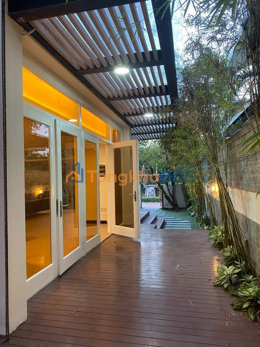 Townhouse Thao Dien 240m2 gia 75 trieu - San sang o ngay