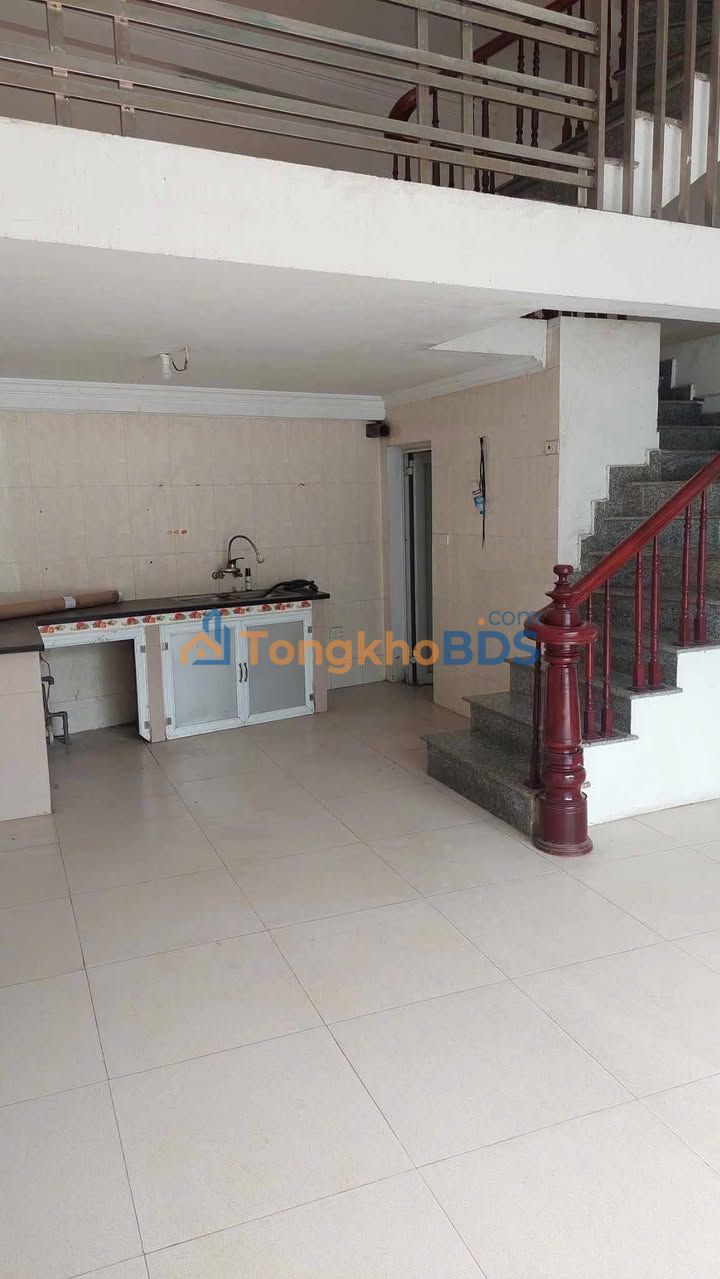 Cho thuê nhà 3 tầng 1 tum mặt tiền Giáp Hải, Long Biên - Giá 6 triệu