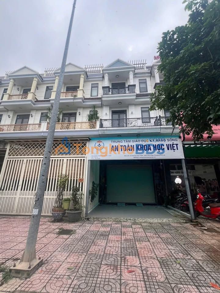 Cho thuê nhà phố mặt tiền Hoàng Hoa Thám, Dĩ An - 100m², 20 Triệu/tháng