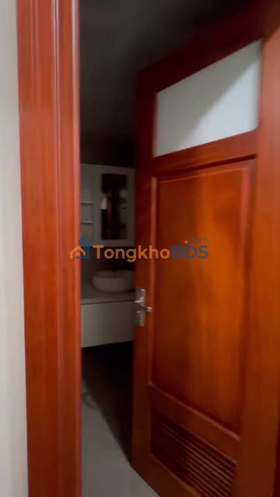 Van phong Ngo 18 Ly Nam De 100m2 15 trieu - View thoang