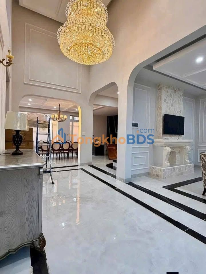 Bán Villa Sân Vườn Hồ Bơi View Phố Đà Lạt 311m² - 18.3 Tỷ