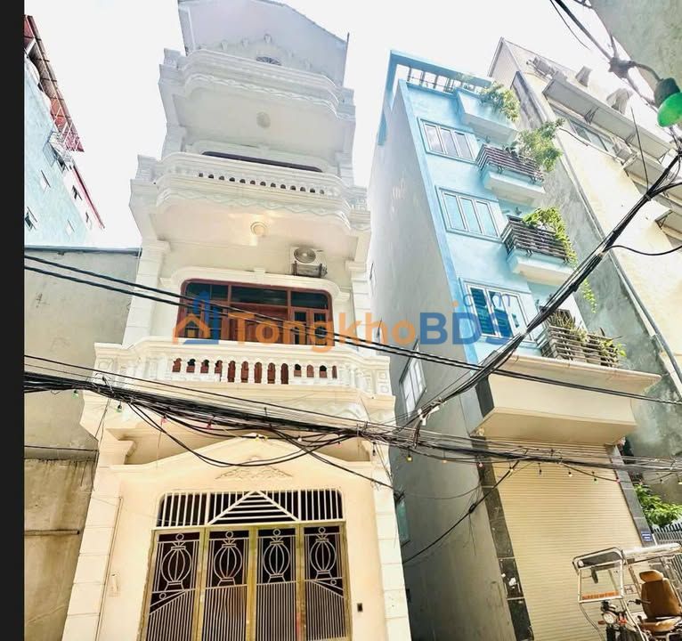 Bán nhà 5 tầng lô góc Lạc Long Quân, Cầu Giấy - 37m² giá 8.x tỷ