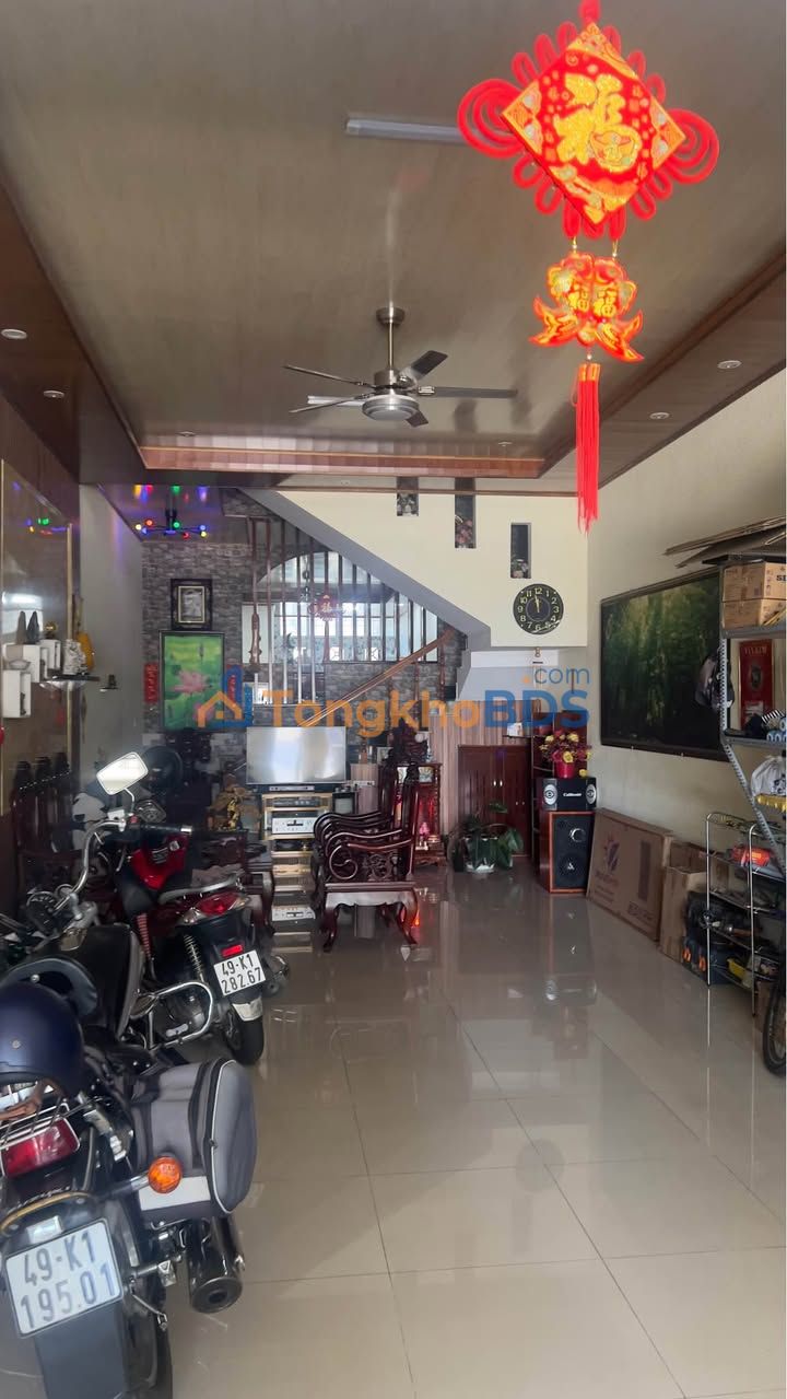 Nhà Mặt Tiền Nguyễn Văn Cừ, Di Linh - 100m², 3PN, Hướng Đông, Giá 7.9 Tỷ TL