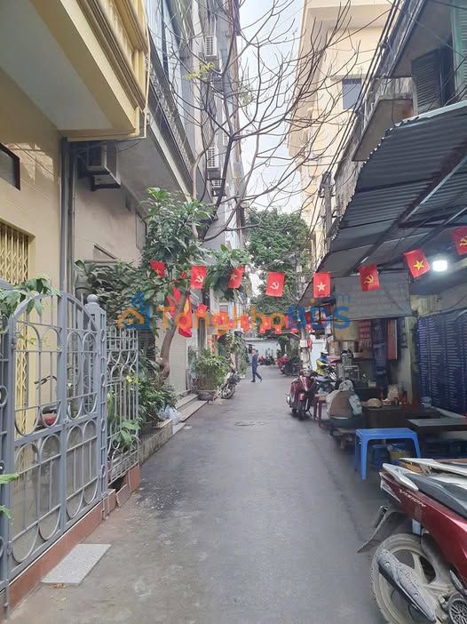 Bán Gấp Tập Thể Tầng 1 Lô Góc, 40m², Cầu Giấy - Ô Tô Đỗ Cửa