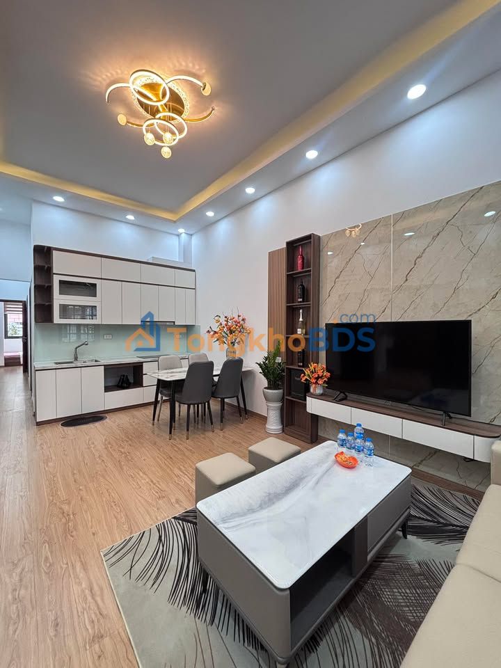 Bán gấp Căn hộ Tập Thể Phạm Ngọc Thạch 90m² - 5 Tỷ, Sổ đỏ chính chủ