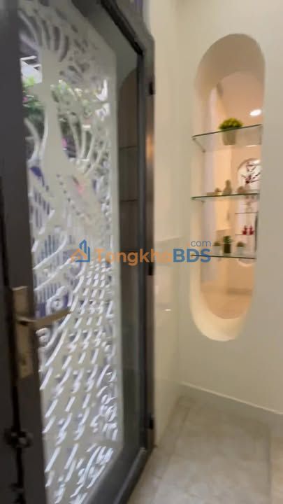 Nhà 40m² P.1 Q8 - 4PN, Sổ hồng, Giá 5.6 Tỷ - Hẻm Thông Chợ Rạch Ông