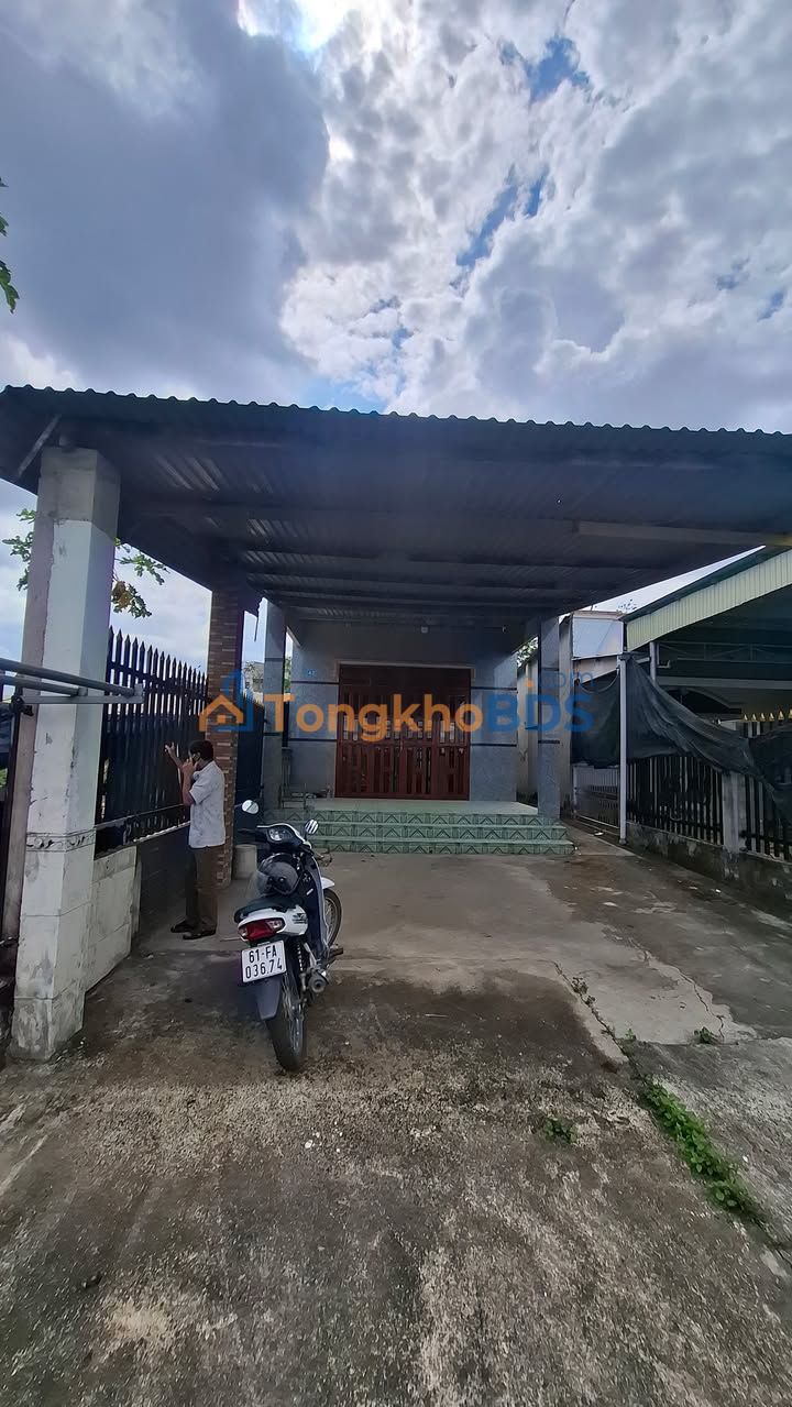 Nhà 350m² Phường Uyên Hưng, Tân Uyên - Giá 2 Tỷ, Sân Oto Rộng Rãi