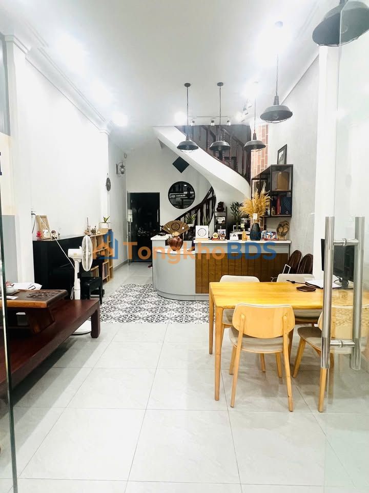 Nhà Mặt Tiền Lữ Gia Q11 - 84m² - 5PN - Sẵn Sàng Ở Ngay