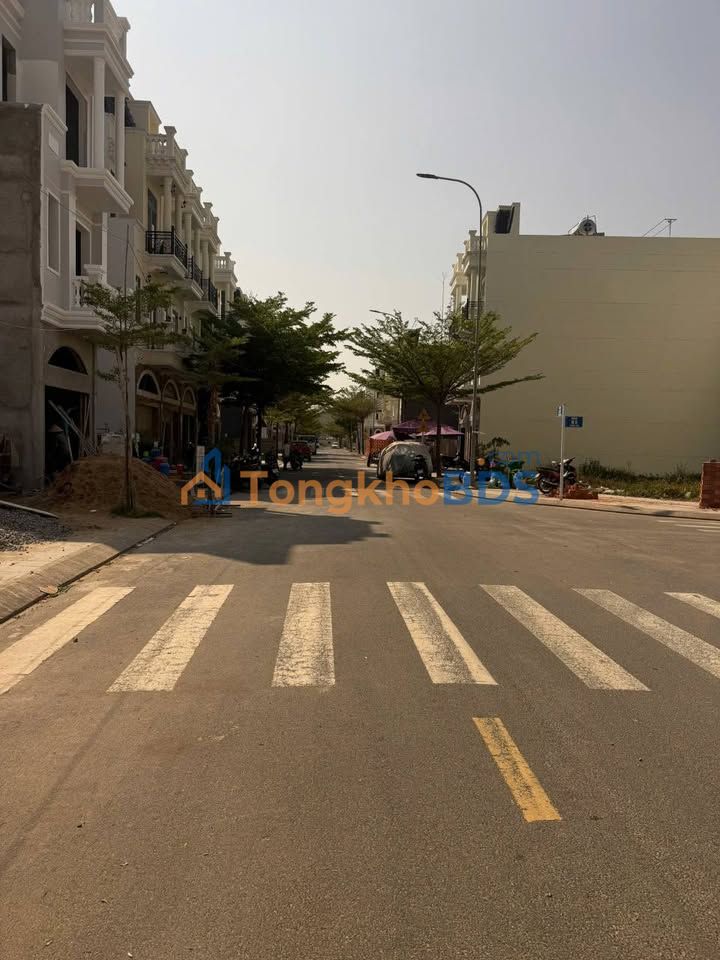 Bán Gấp Nhà Phố Dĩ An 63.5m² - Vị Trí Vàng Cạnh Cổng Dự Án