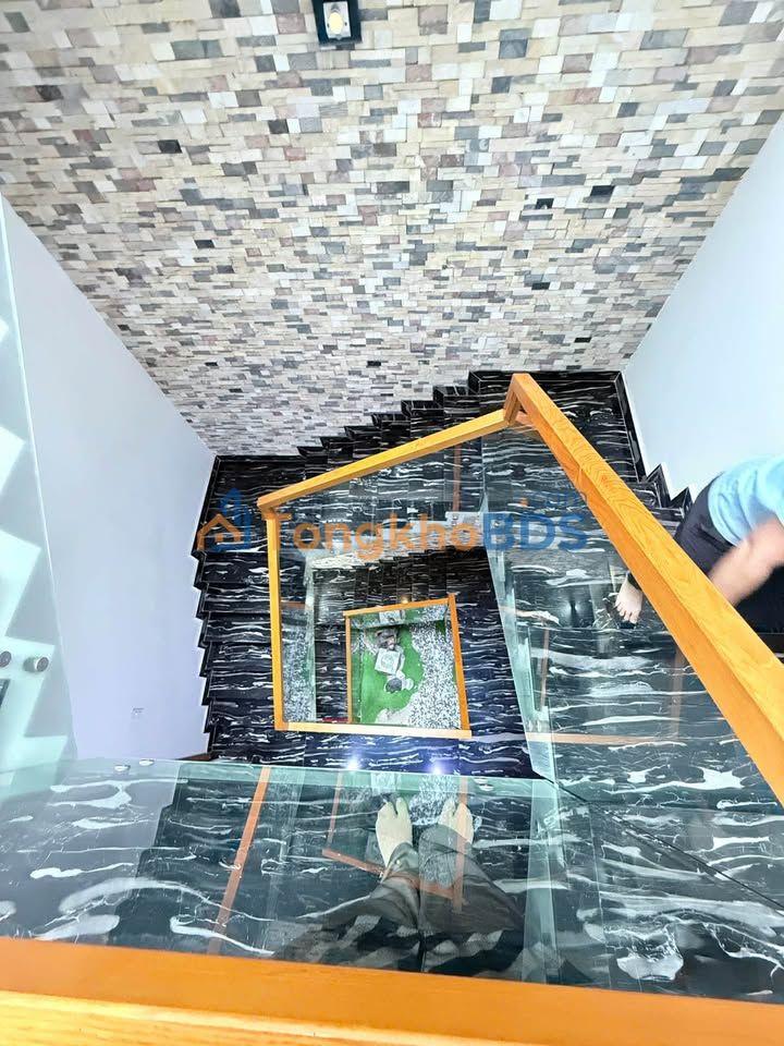 Nhà 140m² Lê Văn Quới, Bình Tân - 5PN, Sân thượng, Xe hơi vào nhà