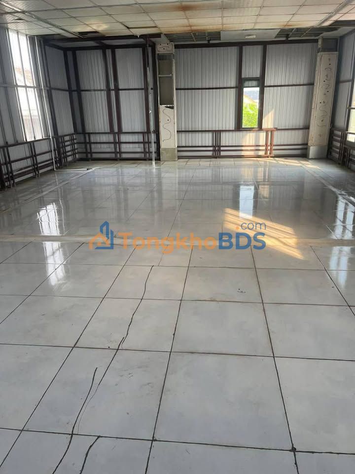 Cho thuê nhà 5PN, 3 tầng, đường ô tô Đồng Hới - Giá tốt