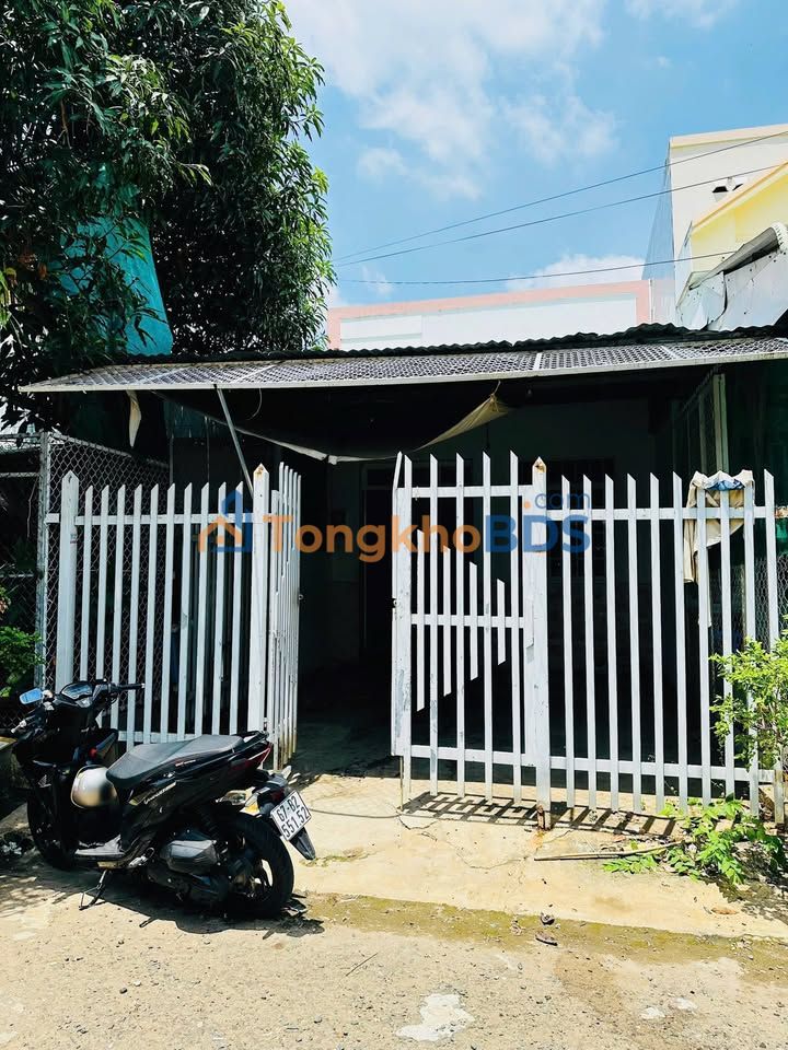 Cho thuê nhà 2PN, sân rộng, ô tô tới nhà - Khu Tây Đại Học, Long Xuyên 4.5 triệu/tháng