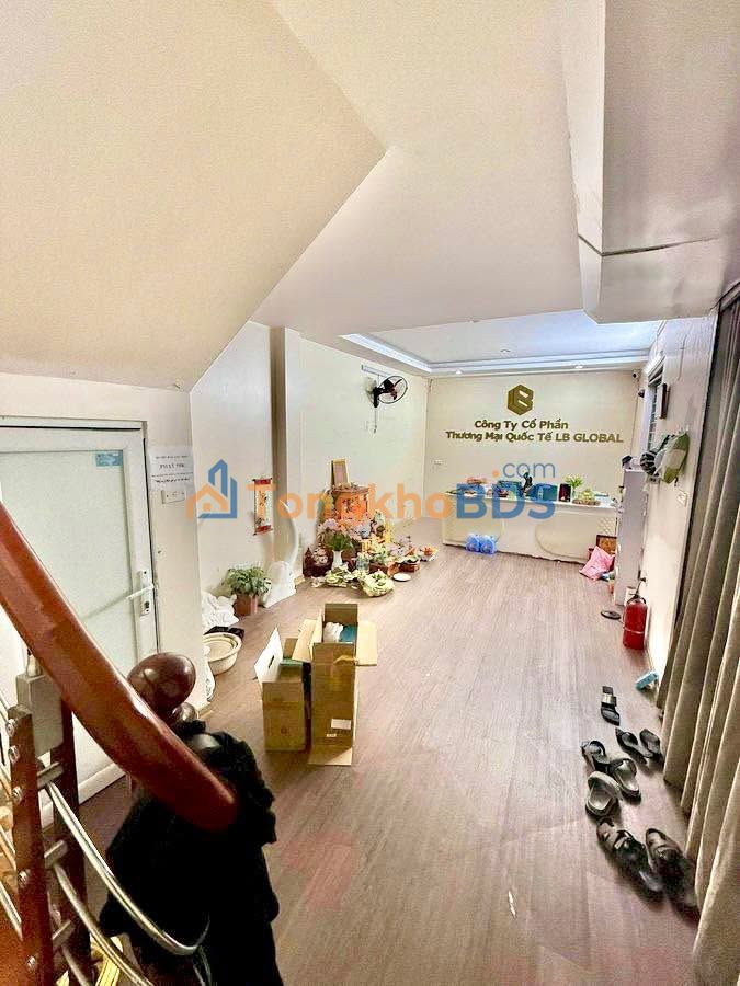 Nhà Phố Dịch Vọng Hậu 32m² 5 Tầng - Kinh Doanh & Ở Tốt, Sổ Đỏ Chính Chủ