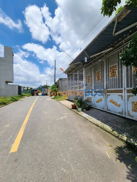 Bán Đất Tặng Nhà Đường Lớn Dĩ An 204.8m² - Giá 2.5 Tỷ