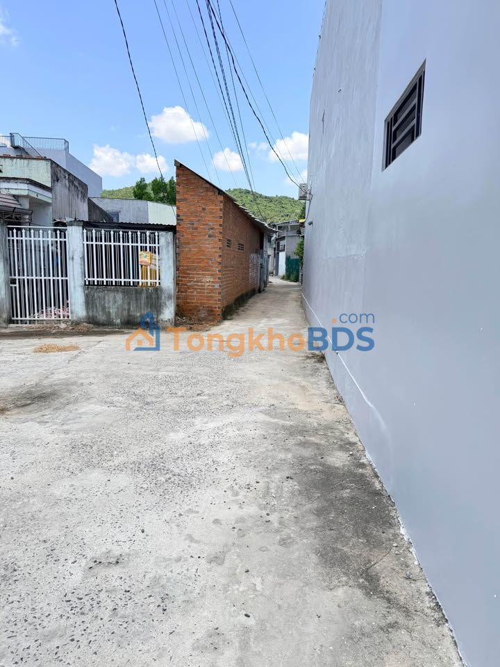 Bán đất tặng nhà 82m² đường La Văn Cầu, Nha Trang - Sổ hồng thổ cư, giá 2.3 tỷ