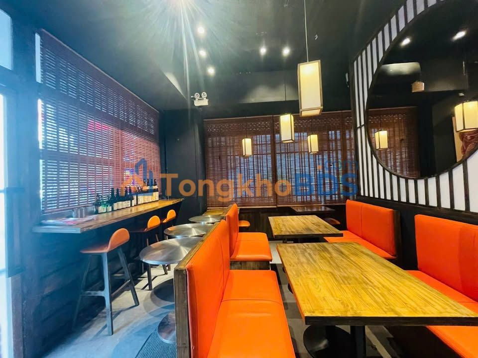 Cho Thuê Nhà Mặt Tiền Cách Mạng Tháng 8, Quận 1 - Góc 2 Mặt Tiền 144m²