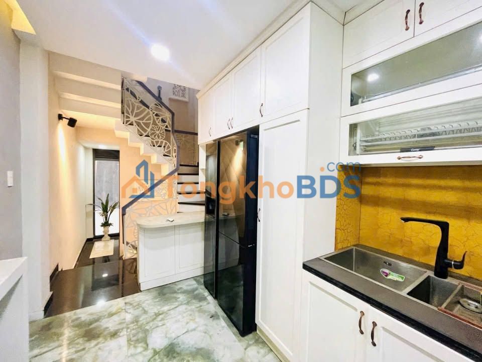 Nhà Hẻm Xe Hơi CMT8, Q10 - 40m², 8 Tỷ - Sẵn Sàng Ở Ngay!