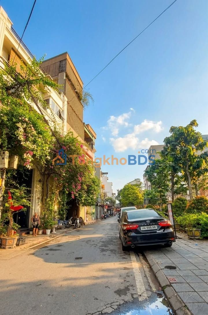 Bán Đất Tặng Nhà Phố Trạm Long Biên 50m² - Sổ Đỏ Sẵn Sàng - 8 Tỷ