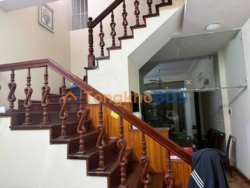 Cho thuê nhà nguyên căn Hoàng Quốc Việt, Cầu Giấy - 60m² x 4 tầng, ô tô tránh