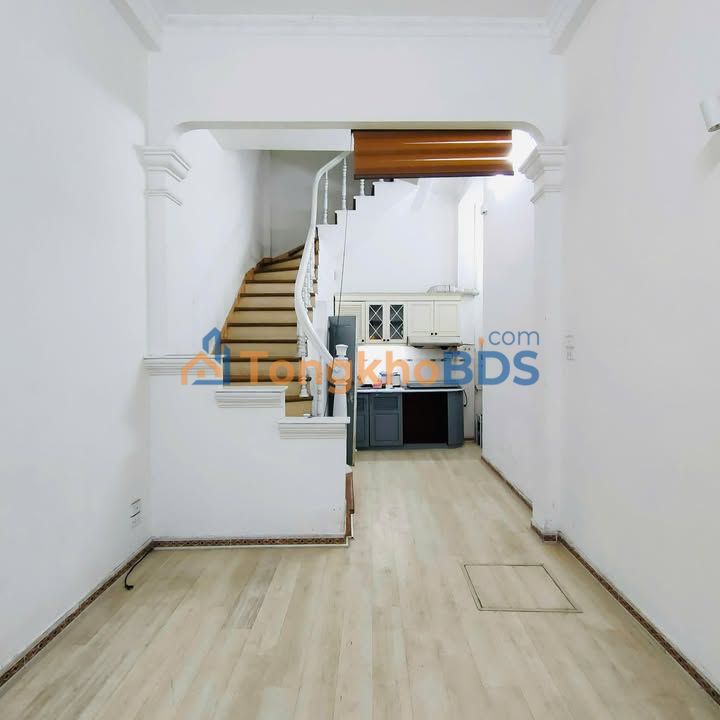 Cho thuê nhà nguyên căn Đội Cấn, Ba Đình 120m² - Sẵn đồ, vào ở ngay!