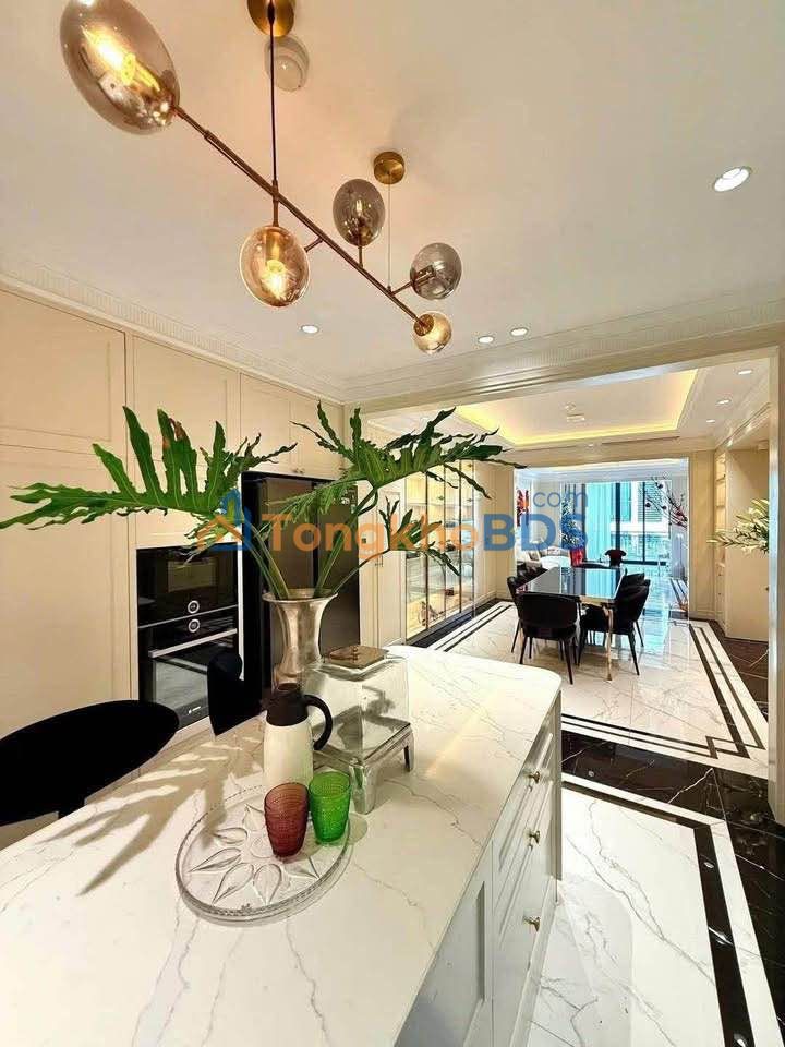 Nhà Lô Góc Xuân Thủy, Cầu Giấy - 40m² x 5 Tầng, Ô Tô Đỗ Cửa