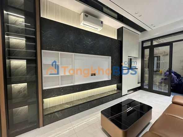 Nhà 30m² xây 6 tầng Nguyễn Văn Cừ, Long Biên - Giá 9.3 tỷ, ở ngay