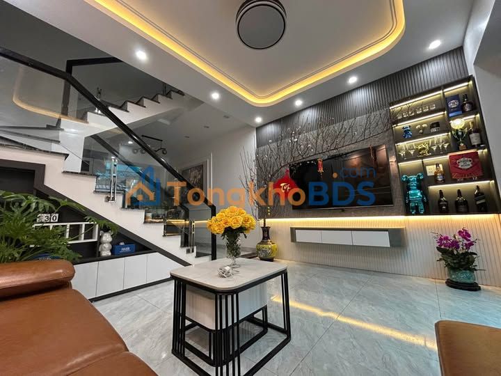 Nhà 3 Tầng Chính Chủ Phố Miếu Hai Xã, 120m² - Sân Cổng Riêng