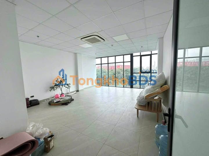 Văn phòng Nguyễn Sơn Long Biên 40m² 5.8 triệu - Sẵn làm việc