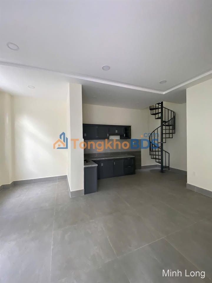 Nhà nguyên căn Nguyễn Văn Quá 135m² 25 triệu - Ô tô vào tận nhà