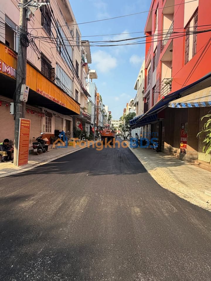 Nhà Lê Văn Long 65m² giá 8,35-9 tỷ - Ô tô vào tận sân