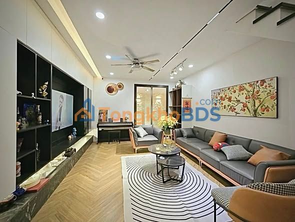 Nhà Hoàng Quốc Việt 52m² 12 tỷ - Ô tô vào tận nhà