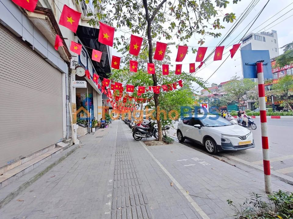 Nhà mặt phố Văn Cao Ba Đình 85m² - Mặt tiền kinh doanh