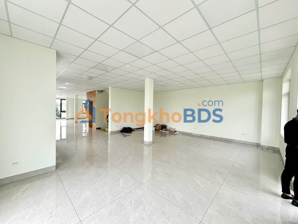 Nhà thuê Lạc Long Quân 156m² 29tr - Ô tô vào tận nhà