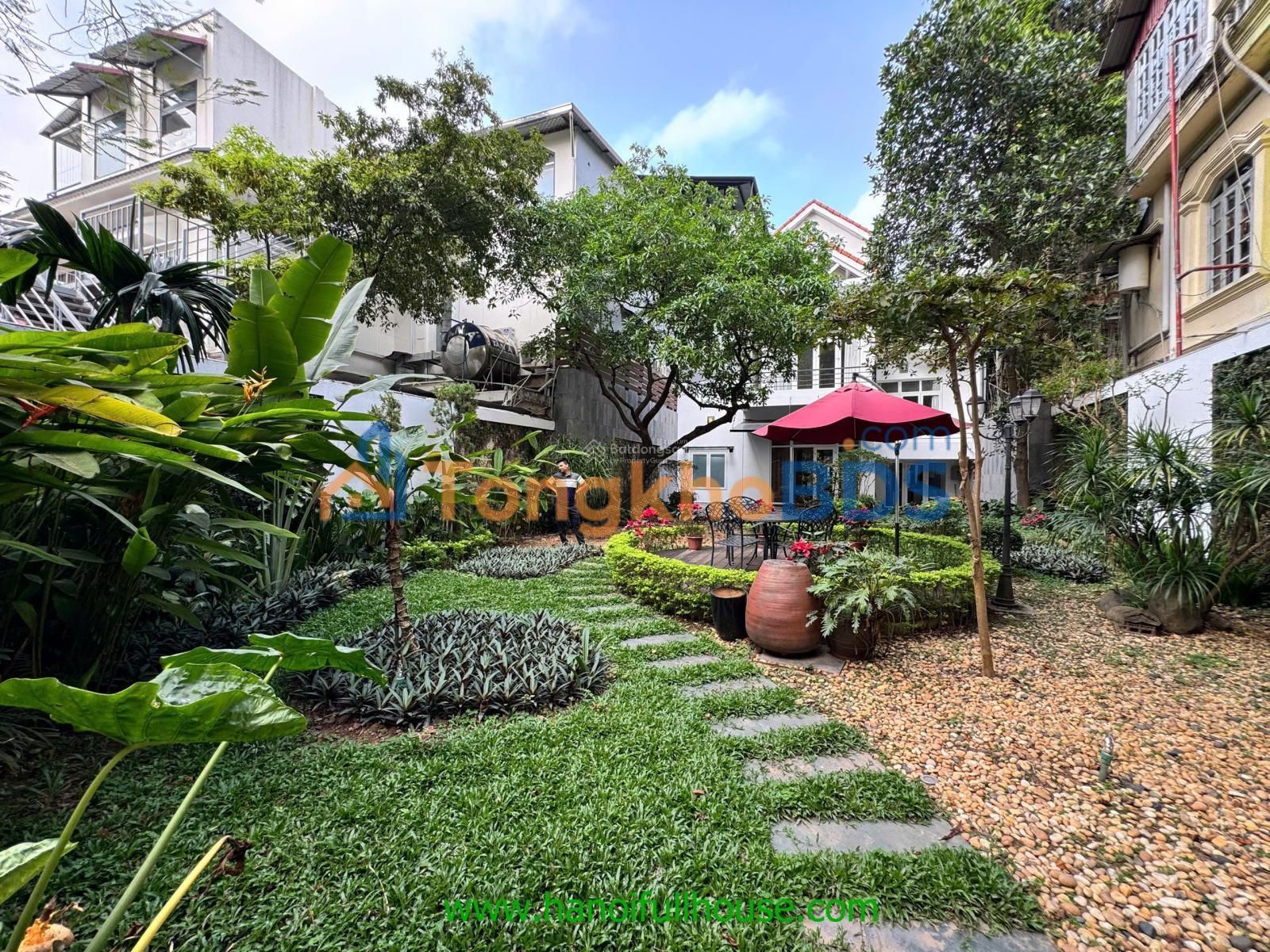 Biệt thự Tây Hồ 300m² giá 120tr - Ô tô vào tận nhà