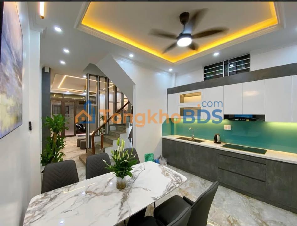 Nhà riêng Giang Biên 40m² 3.x tỷ - Ô tô vào tận nhà
