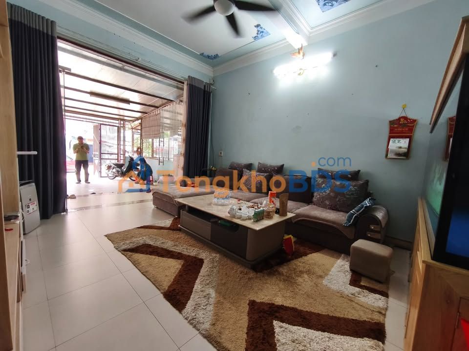 Nha Trung Vuong gan DHTN 140m2 5m mat tien - San o to tai