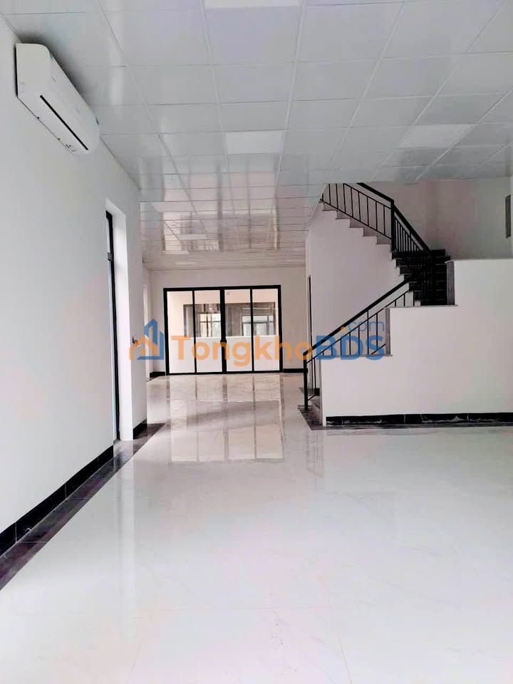 Townhouse Duong Noi 183m2 35 trieu - Mat tien Le Quang Dao