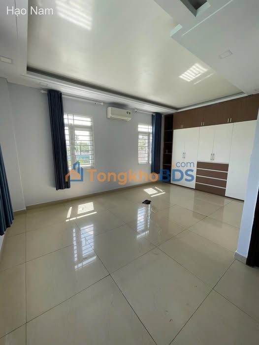 Nhà phố Bà Điểm Hóc Môn 300m² 40 triệu - Mặt tiền kinh doanh