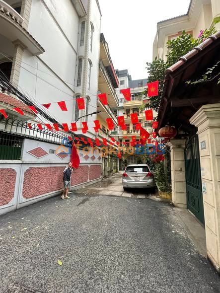 Nhà Lạc Long Quân Q.Cầu Giấy 80m² 35.6 tỷ - Ô tô vào tận nhà