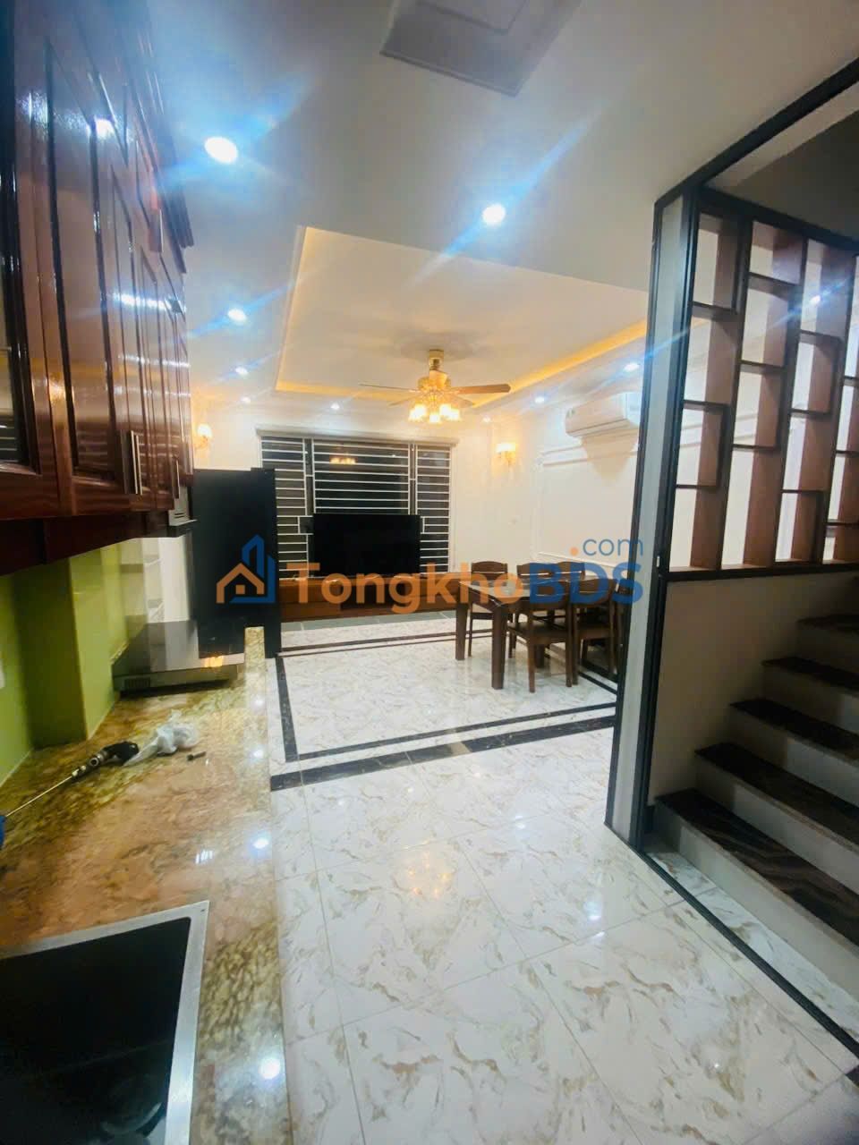 Nhà 6 tầng Sài Đồng Long Biên 30m² - Ô tô vào tận nhà