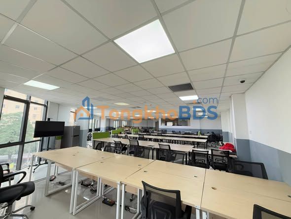 Văn phòng Mạc Thái Tổ 250m² 68 triệu - Vị trí trung tâm