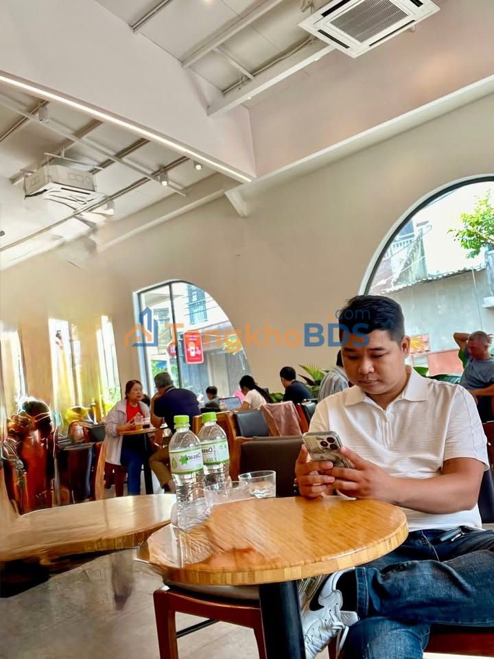 Nha Phu Nhuan Hoang Hoa Tham 39m2 gia 7.45 ty - O to vao tan nha